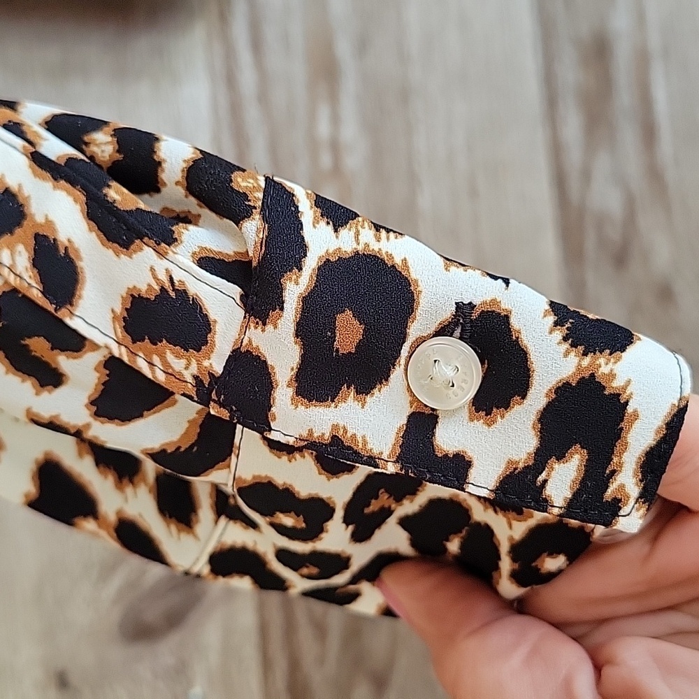 Express Size Medium Leopard Print Collarless Butt… - image 4